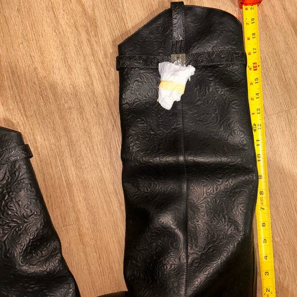 Black Boot w/ buckle - Picture 4 of 4